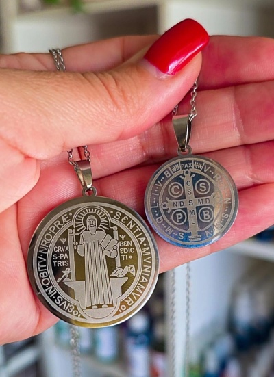 Dois medalhões religiosos em prata com cadeias, um maior e um menor, com inscrições em latim.