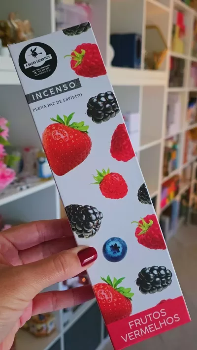 Embalagem branca de incenso com frutos vermelhos e texto