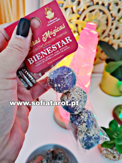 Pacote transparente com três esferas cristalinas coloridas e etiqueta vermelha com texto 'Sais Mágicas BIENESTAR'