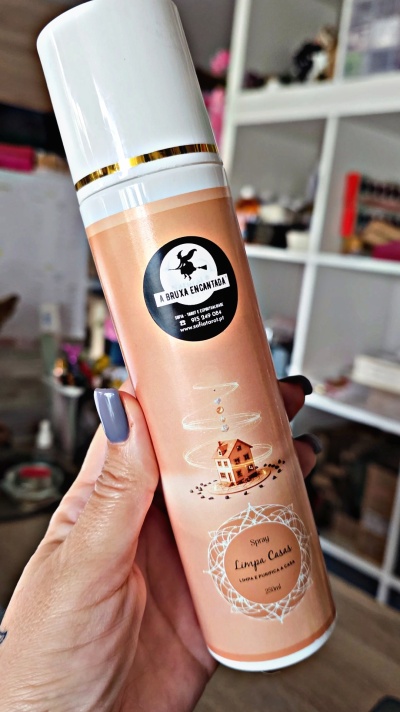 Frasco de spray Limpa Casas com rótulo bege e branco com texto e ilustração de casa