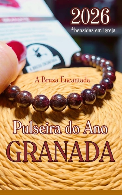 Pulseira de contas granada sobre superfície bege com textos promocionais.