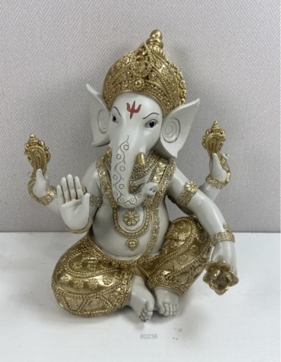 Estatueta de Ganesha branco e dourado com quatro braços e detalhes ornamentados