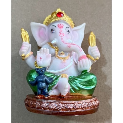Estátua de Ganesha colorida com base ornada em resina