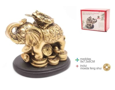 Estátua dourada de elefante e tartaruga com moedas feng shui e embalagem vermelha