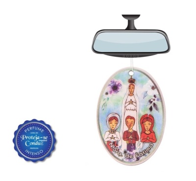 Aromatizador de ambiente oval com imagem de N. Sra. de Fátima pendurado em espelho retrovisor