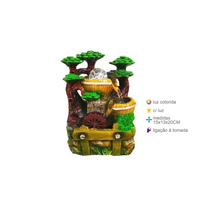 Fonte decorativa interior com árvores, copas verdes, cubas castanhas, moinho e globo transparente com luz colorida.