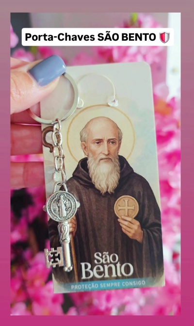 Porta-chaves metálico com chave antiga e imagem de São Bento na embalagem.