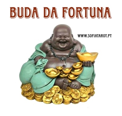 Estátua de Buda da Fortuna com manto verde e moedas douradas