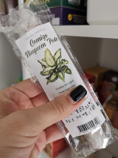 Pacote transparente com etiqueta branca e planta ilustrada com texto em português