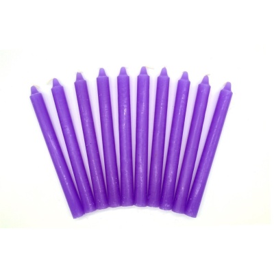 Dez velas roxas alinhadas em superfície branca