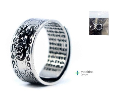 Anel de metal prateado com gravações e relevo em forma de leão