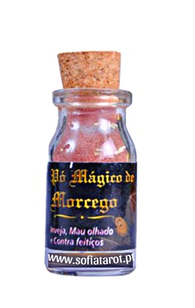 Frasco de vidro com pó cor-de-rosa e etiqueta preta com texto em português