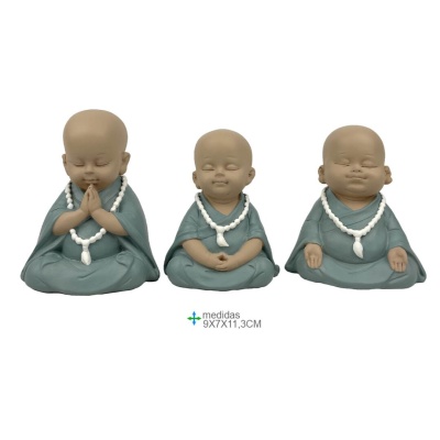 Conjunto de três estatuetas de monges budistas sentados com vestes azuis e colares brancos