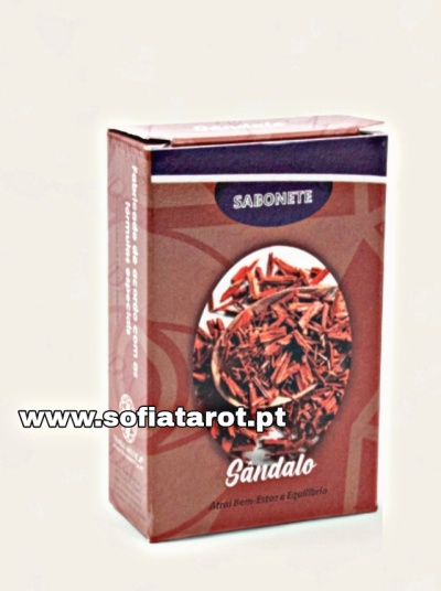 Embalagem castanha de sabonete com imagem de lascas de madeira e texto promocional.