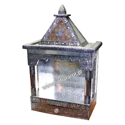 Lanterna metálica decorativa com formato piramidal e painéis transparentes