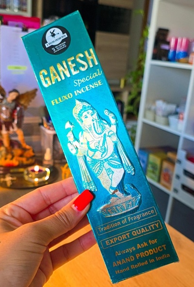 Embalagem azul de incenso Ganesh com ilustração e texto dourado e branco