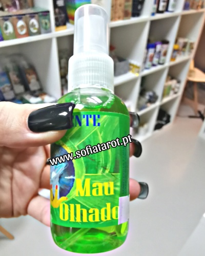 Frasco de spray verde com rótulo 