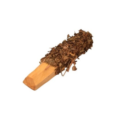 Pedaço de madeira clara com uma extremidade coberta por material castanho seco e folhoso