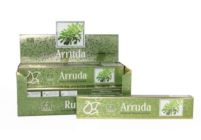 Embalagens verdes de incenso Arruda com folhas e texto branco, em caixa expositor