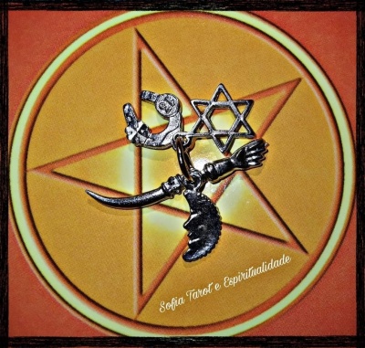 Símbolos metálicos sobre estrela de seis pontas em fundo laranja com texto Sofia Tarot e Espiritualidade