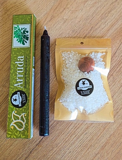 Conjunto de incenso com caixa verde, vela preta e saco amarelo com cristais e noz