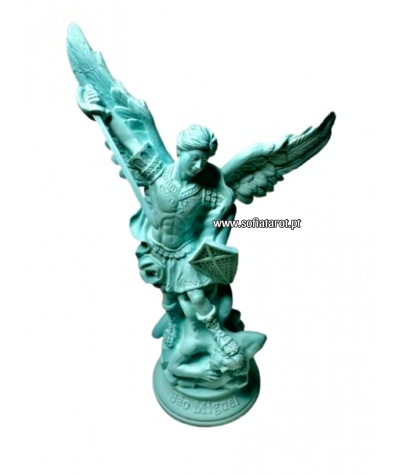 Estátua azul de anjo São Miguel com lança e escudo