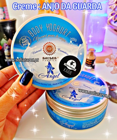 Creme body yoghurt em embalagem azul e branca com texto e logotipos, num ambiente colorido