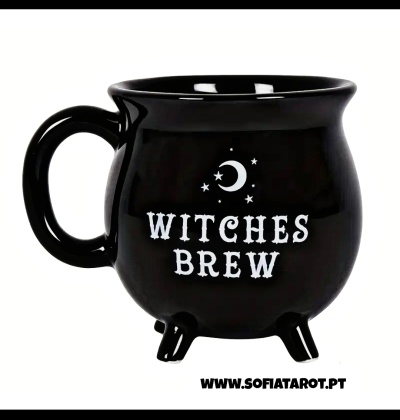 Caneca preta formato caldeirão com texto 'WITCHES BREW' e lua crescente