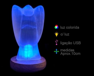 Abajur azul em forma de anjo com base de madeira e texto explicativo ao lado