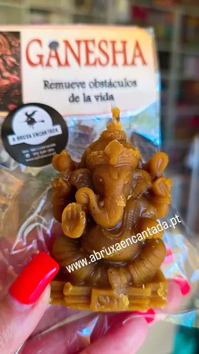 Figura de Ganesha em cera castanha clara em embalagem plástica com texto e selo