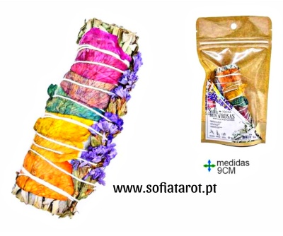 Feixe de ervas coloridas com embalagem de papel castanho e etiqueta