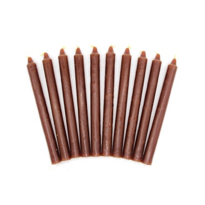 Dez velas castanhas finas dispostas em leque