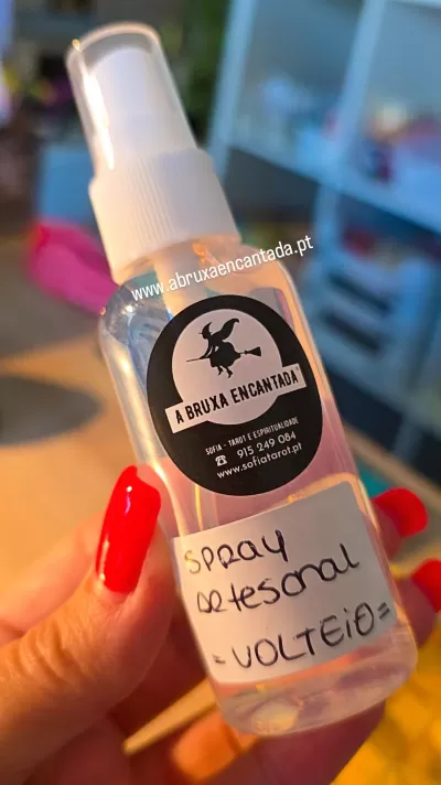 Frasco de spray transparente com etiquetas da marca A BRUXA ENCANTADA