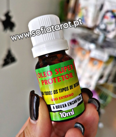 Frasco de óleo com rótulo colorido e texto em português.