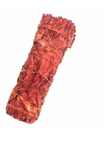 Vara enrolada de folhas secas vermelhas amarradas com cordas finas