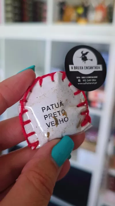 Patua Preto Velho artesanal com bordado vermelho e etiqueta preta da marca