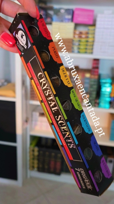 Caixa de incenso Crystal Scents com etiquetas coloridas de vários cristais