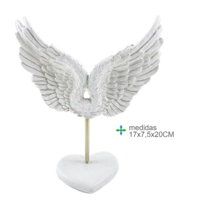 Escultura decorativa branca com asas de anjo e base em forma de coração