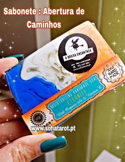 Sabonete artesanal marmoreado com etiqueta azul e selo A BRUXA ENCANTADA