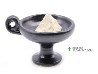 Tigela preta de cerâmica com pó branco e medidas indicadas