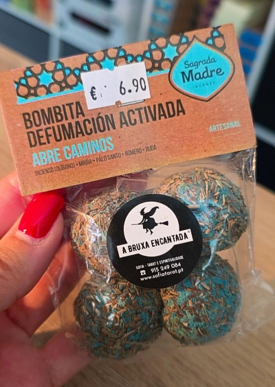 Pacote com quatro bolas aromáticas com etiqueta e preço visível