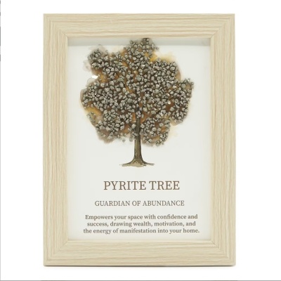 Quadro com árvore decorada com cristais de pirita e texto explicativo em inglês