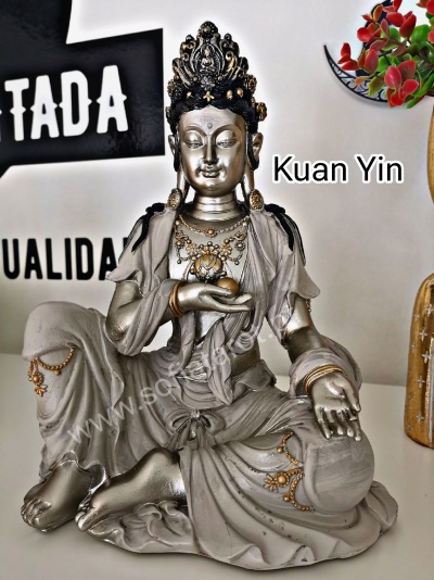Estátua decorativa Kuan Yin cinzento dourado com ornamentos pretos e planta ao fundo