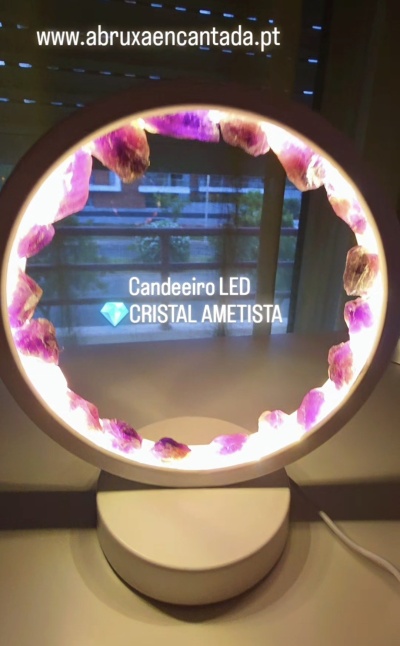 Candeeiro LED com cristais de ametista numa estrutura circular iluminada