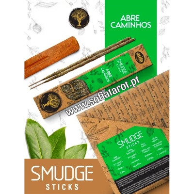 Varas de smudge com embalagem verde e marrom, folhas e canela em pau