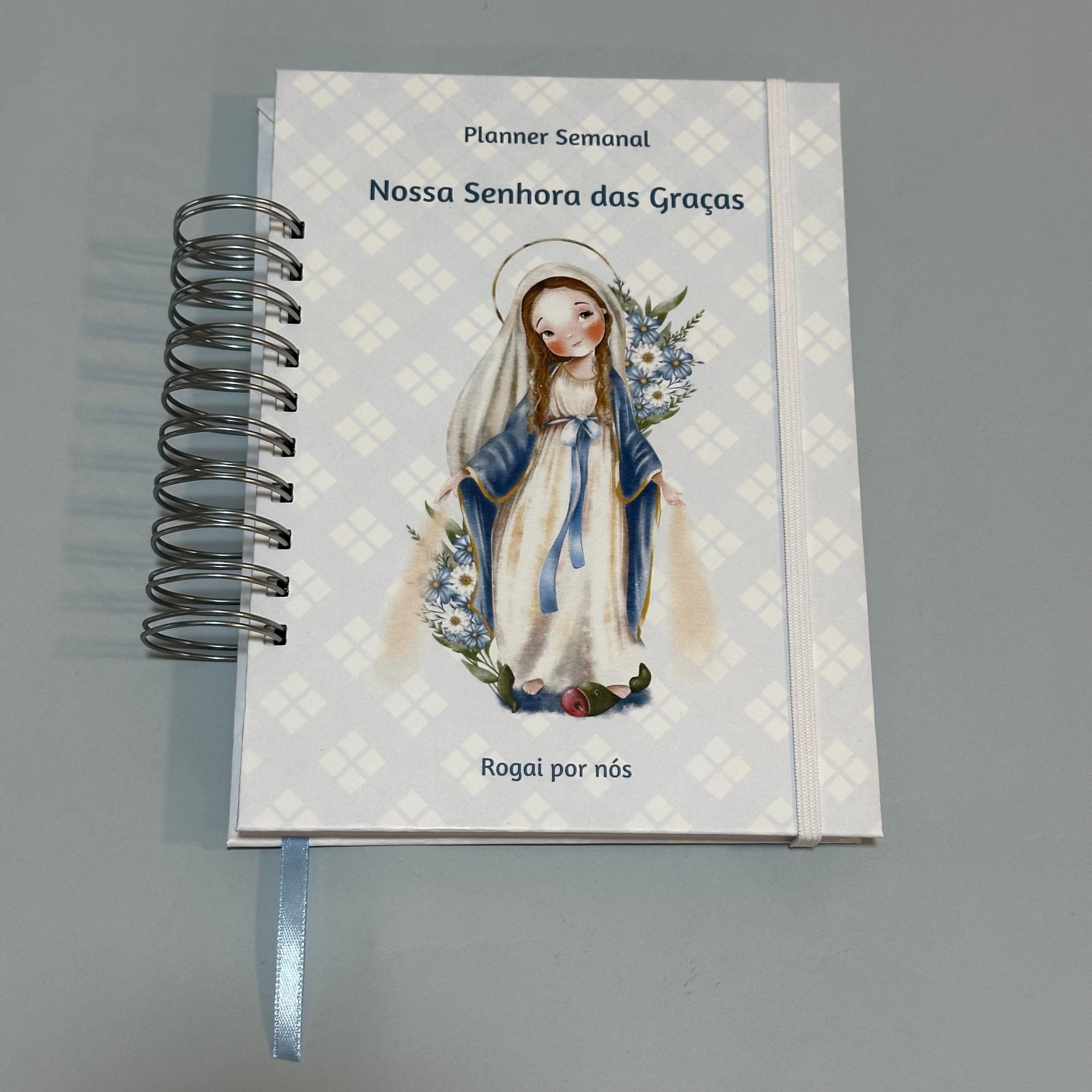 Conjunto devocional Nossa Senhora das Graças. Planejador + terço + bloco de notas Capa de planner semanal Nossa Senhora das Graças com ilustração e texto