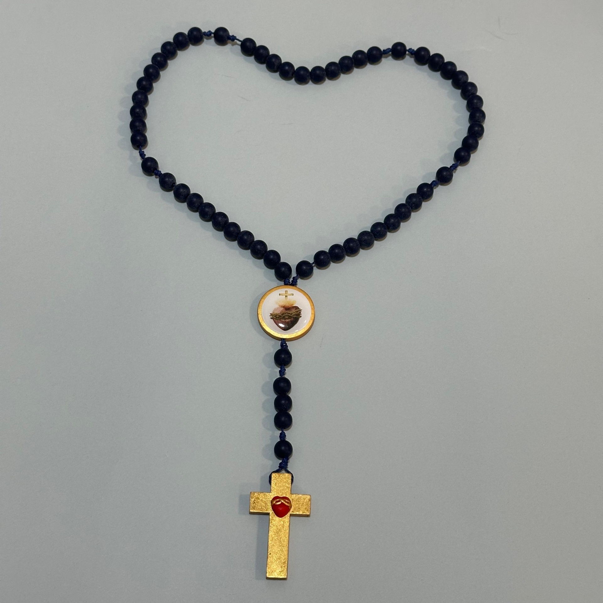 Terço Sagrado Coração de Jesus Terço com contas pretas, medalha com imagem de coração e cruz dourada com coração vermelho