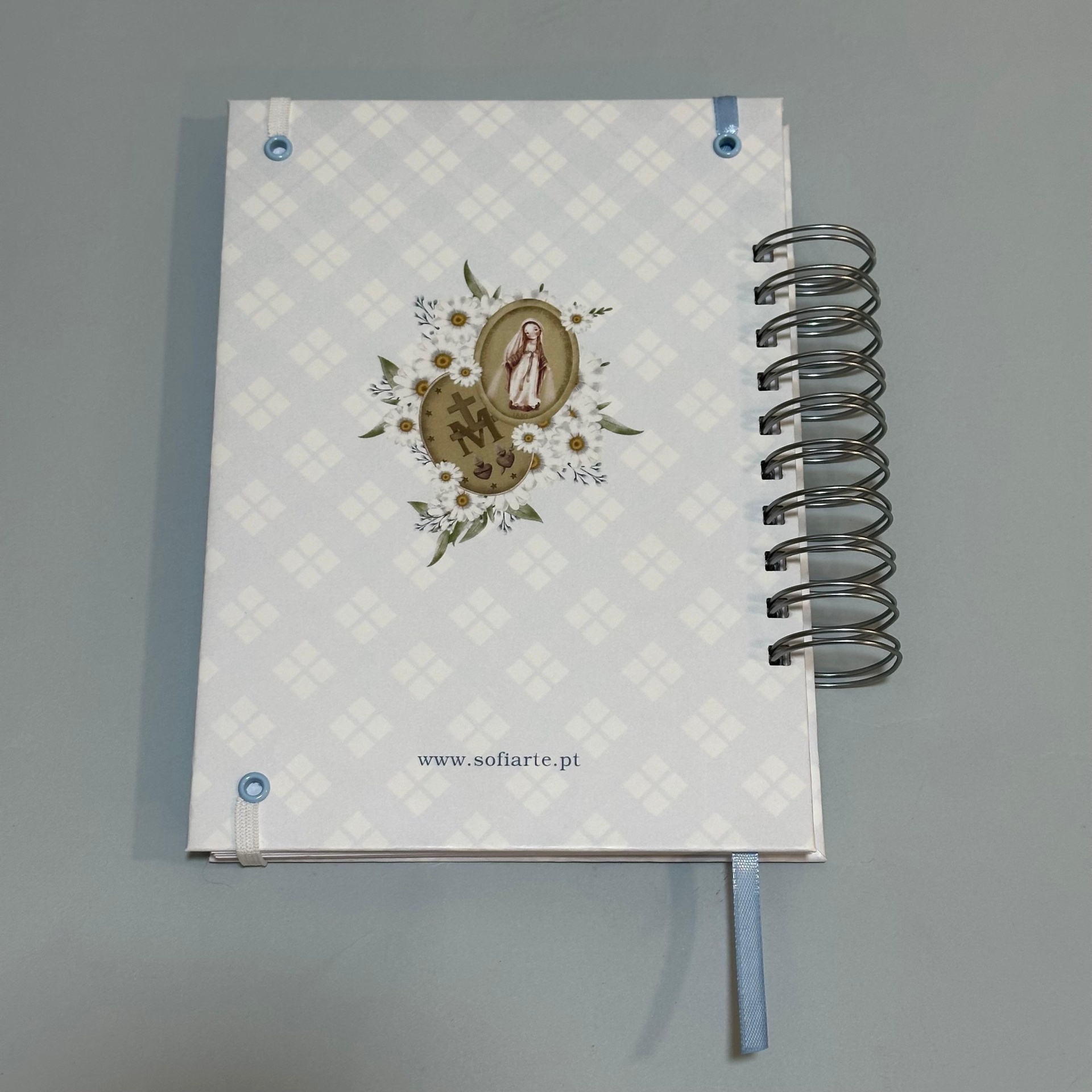 Conjunto devocional Nossa Senhora das Graças. Planejador + terço + bloco de notas Caderno de capa dura branca com padrão de losangos e ilustração religiosa