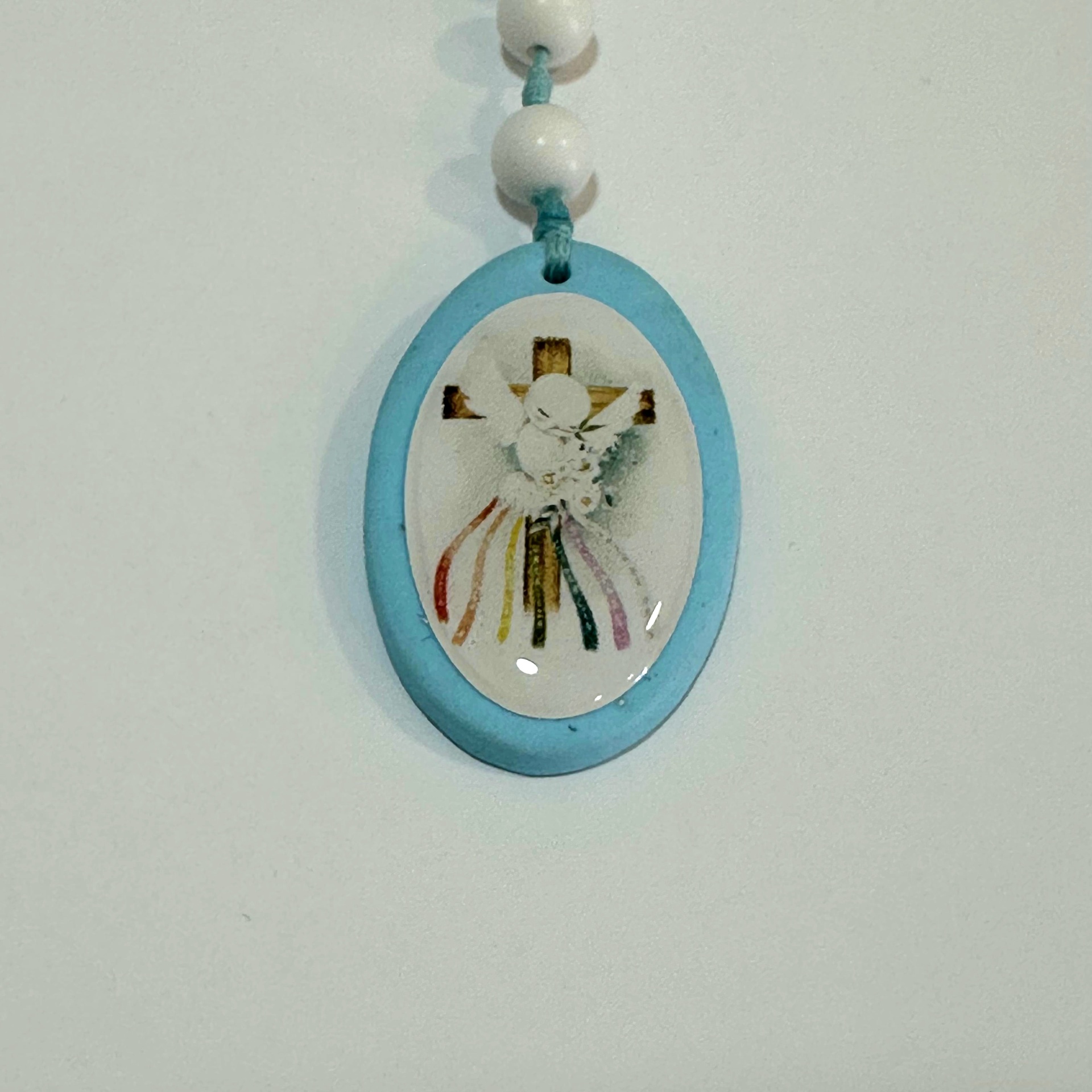 Terço Espírito Santo Colar com pendente oval com desenho de cruz e flores