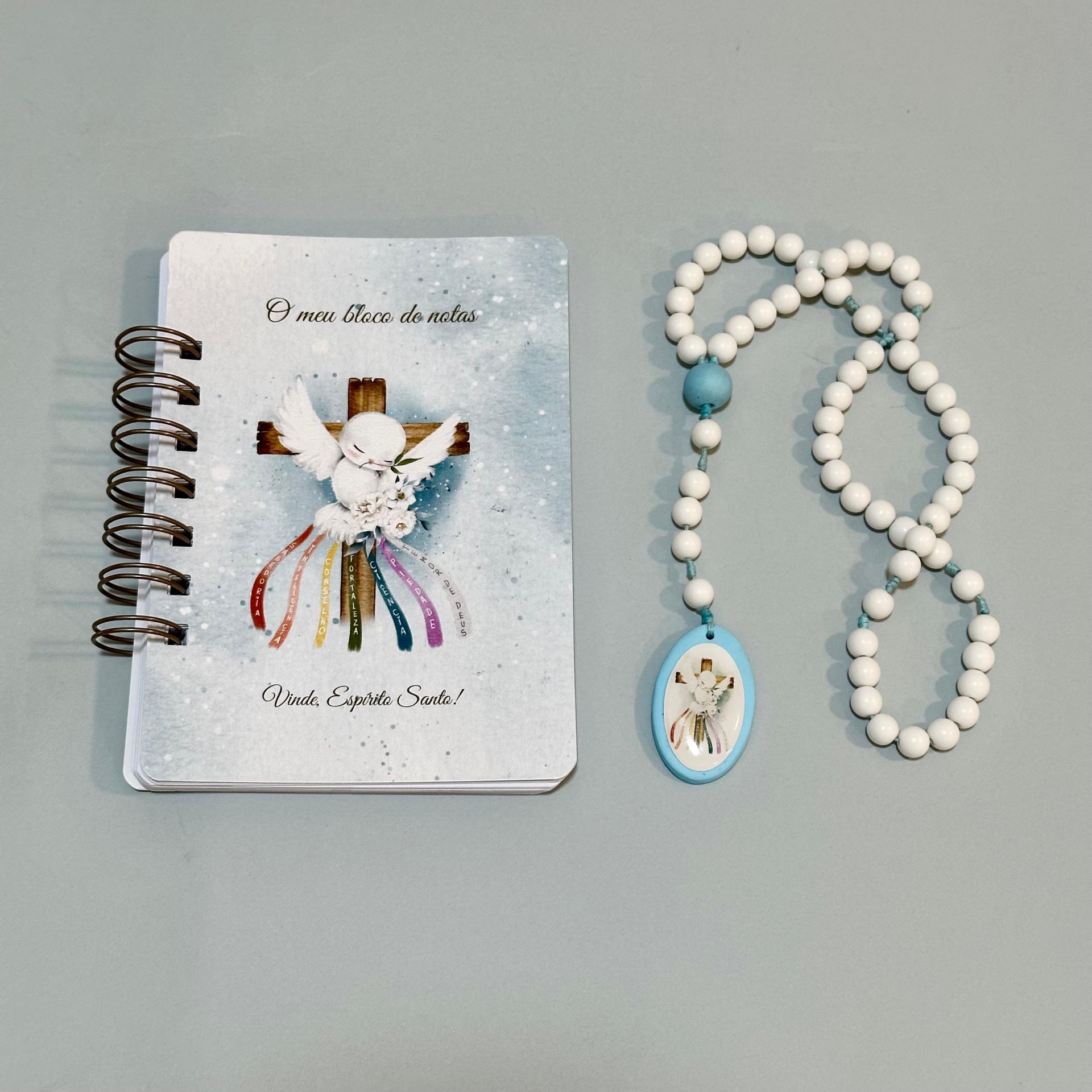 Conjunto Bloco e Terço – Fé e Inspiração no Seu Dia a Dia Caderno de argolas com capa ilustrada e terço branco e azul com medalha religiosa